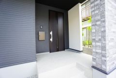 ブラックトーンの玄関扉＾＾外壁とマッチングしていてかっこいいですね＾＾家の顔となる玄関扉がかっこいいと、たくさんの人を招き入れたくなりますね＾＾