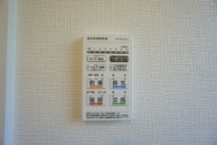 浴室暖房乾燥機付き。天候に左右されず、いつでも好きなときに洗濯物を干せるので、仕事や家事で忙しい方に重宝します。