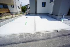 カースペースは停めやすい並列駐車2台付き。