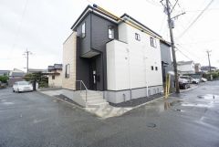 前面道路は約6ｍと広く、駐車がスムーズにできます＾＾ カースペースは停めやすい並列駐車2台付きです。