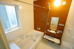 同仕様写真。1日の疲れを癒すくつろぎのバスルーム。足を伸ばしてもゆったりと入れるサイズです。お子様と一緒にお風呂に入っても狭くないですね^^