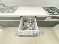 家事の時間が短縮できる食器洗浄乾燥機付。後片付けもラクラクです。 食器を洗う手間が減るので家族とのコミュニケーションの時間や自分の時間が増えますね。