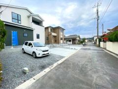 前面道路は公道西側約4ｍ。 車の通行が少なく小さなお子様がいるご家庭でも安心して過ごせます＾＾