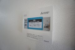 キッチン横からお湯張り、追い炊き、足し湯がボタン一つで楽々操作できる給湯機リモコンです＾＾忙しい夕飯の準備の時間帯に重宝しますね。