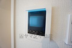 防犯性もばっちり、TVモニター付きインターフォン完備。大きなモニターで玄関先を確認できます。録画機能が付いているので不在時の訪問者も確認できて安心です^^