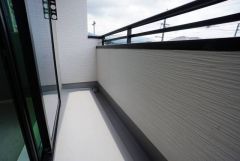 広々としたバルコニー。 天気のいい日にはお布団もまとめて干せそうですね＾＾ 陽当たり、風通し良好です＾＾