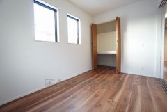 リビング隣の洋室です。各部屋に収納が完備されているので、お荷物が増えても安心の設計です。