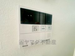 給湯器リモコンはキッチン横からボタンひとつで操作が楽々。通話ボタン付きでお子様とも会話ができて安心です。