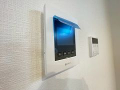 来訪者を確認できるので、セールスマン対策にもなり安心できます。