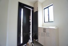 たっぷり収納できるシューズボックスです。家族全員の靴がきれいに整頓できます。棚の上にお花や写真を飾っても良いですね。