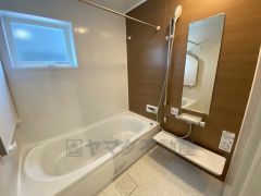 1日の疲れを癒すくつろぎのバスルーム。足を伸ばしてもゆったりと入れるサイズです。お子様と一緒にお風呂に入っても狭くないですね^^