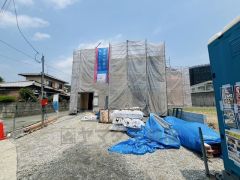カースペースは停めやすい並列駐車3台付き。 ご夫婦で1台づつ、急な来客時も安心です。お庭スペースあり＾＾
