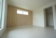 住む人のこだわりを活かす洋室＾＾日当たりがよく、寝室としての利用もおすすめ。広めのクローゼットもあり荷物もすっきり片付けれ、ゆとりのある暮らしが出来ます＾＾