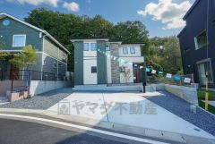 駐車スペースはゆとりある2台分を確保。マイカー用に、お客さま用に、余裕を持ってご利用いただけます。 ご夫婦で1台ずつと急な来客やご友人が来ても安心して駐車できます＾＾