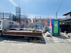 カースペースは停めやすい並列駐車3台付き。