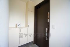 たっぷり収納できるシューズボックスです。家族全員の靴がきれいに整頓できます。棚の上にお花や写真を飾っても良いですね。