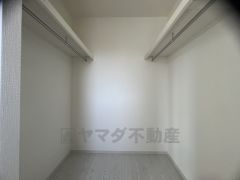 収納力豊富なウォークインクローゼット付き。洋服や小物などを1箇所にまとめて美しい収納を実現します。