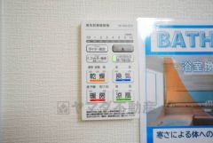 浴室暖房乾燥機には、暖房、乾燥、涼風、換気の4つの機能が付いています。タイマー付きです。