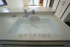 広々とした凸型シンクに洗剤ポケットを標準装備。大きなお鍋など洗いやすいです。洗剤や石鹸、スポンジもすっきりできる収納付き。