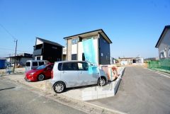 前面道路は交通量が少なく、小さなお子様がいるご家庭も安心です＾＾