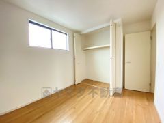 木目調のシンプルデザインで落ち着きと安らぎの空間に仕上げています。各部屋に収納が完備されているので、お荷物が多くなっても安心の設計です。