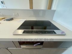 お手入れのしやすいIHクッキングヒーターです。 3口コンロなので、効率よくお料理が楽しめます。毎日のお料理も楽しくなりますね＾＾