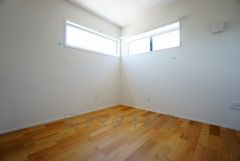 同仕様写真。2面採光を確保した明るい室内は、風通しも良く、大変居心地の良い空間となっております。爽やかな風を感じて起きる朝は、快適生活の始まりに。