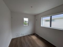 木目調のシンプルデザインで落ち着きと安らぎの空間に仕上げています。各部屋に収納が完備されているので、お荷物が多くなっても安心の設計です。