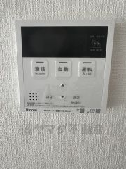 給湯器リモコンはキッチン横からボタンひとつで操作が楽々。通話ボタン付きでお子様とも会話ができて安心です。