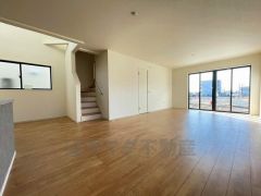 大きな窓のあるリビングは、陽光あふれる明るい空間です。居心地良く、ご家族皆がゆったり寛げる憩いの空間となりそうです。