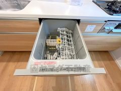 家事の時間が短縮できる食器洗浄乾燥機付。後片付けもラクラクです。