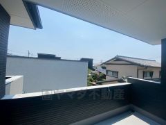 幅広のインナーバルコニーは洗濯物を守りやすく、眩しすぎる日差しも和らげます。