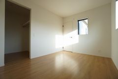 住む人のこだわりを活かす洋室＾＾日当たりがよく、寝室としての利用もおすすめ。広めのクローゼットもあり荷物もすっきり片付けれ、ゆとりのある暮らしが出来ます＾＾