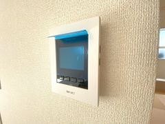 防犯性、セキュリティ対策に安心できるテレビモニター付きインターフォンです。セールスマン対策にもなり安心できます。