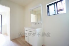 三面鏡つき洗面台。収納も一体型になっているので、ドライヤーやヘアアイロンの置き場に困りませんね。