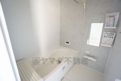 1日の疲れを癒すくつろぎのバスルーム。足を伸ばしてもゆったりと入れるサイズです。お子様と一緒にお風呂に入っても狭くないですね^^