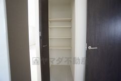 キッチン横可動棚式パントリー。食器やキッチン用品、食料品の保存に便利です＾＾可動棚式なので高さのある物もスッキリ収納できます＾＾