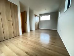 住む人のこだわりを活かす洋室＾＾日当たりがよく、寝室としての利用もおすすめ。広めのクローゼットもあり荷物もすっきり片付けれ、ゆとりのある暮らしが出来ます＾＾