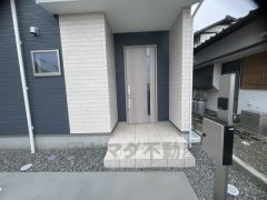 かざすだけで開閉できる、タッチキー採用の玄関。お買い物帰りで、両手がふさがってきても簡単に中に入れます＾＾