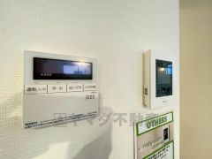 キッチン横からお湯張り、追い炊き、足し湯がボタン一つで楽々操作できる給湯機リモコンです＾＾忙しい夕飯の準備の時間帯に重宝しますね。