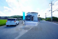 前面道路は大型車両の交通も少なく静かで快適な生活を送れます＾＾ 前面道路は6ｍ以上と駐車がスムーズにできます＾＾