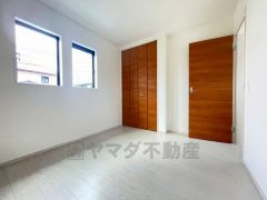 明るい洋室です。ナチュラル色のフローリングで開放的な優しい雰囲気になっています＾＾ベッドや机、ＴＶを置いてもゆとりのある広さです。