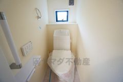 温水洗浄機付トイレです。節水機能もあるので、安心して使えますね。もちろん、1階2階の2ヶ所にトイレがあるので、忙しい朝にもゆとりができますね。