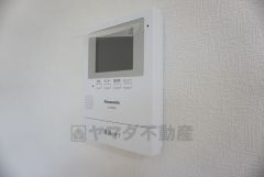 同仕様写真。防犯性もばっちり、TVモニター付きインターフォン完備。大きなモニターで玄関先を確認できます。録画機能が付いているので不在時の訪問者も確認できて安心です^^