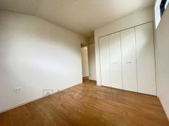 明るい洋室です。ナチュラル色のフローリングで開放的な優しい雰囲気になっています＾＾ベッドや机、ＴＶを置いてもゆとりのある広さです。