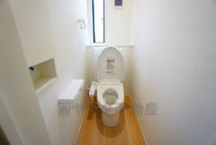 温水洗浄機付トイレです。節水機能もあるので、安心して使えますね。もちろん、1階2階の2ヶ所にトイレがあるので、忙しい朝にもゆとりができますね。