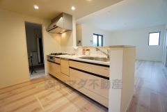 対面式カウンターキッチンでお子様の様子が見守れます。カウンタートップは耐熱性に優れており、日ごろのお掃除もふき取るだけでＯＫ。ステンレスシンクも簡単にお掃除できますよ。