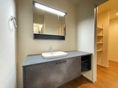 三面鏡つき洗面台。収納も一体型になっているので、ドライヤーやヘアアイロンの置き場に困りませんね。