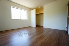 同仕様写真。住む人のこだわりを活かす洋室＾＾日当たりがよく、寝室としての利用もおすすめ。広めのクローゼットもあり荷物もすっきり片付けれ、ゆとりのある暮らしが出来ます＾＾