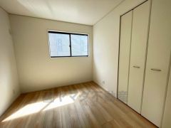 明るい洋室です。ナチュラル色のフローリングで開放的な優しい雰囲気になっています＾＾ベッドや机、ＴＶを置いてもゆとりのある広さです。